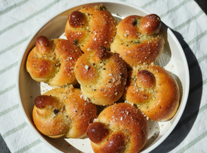 Cacio e Pepe Garlic Knots